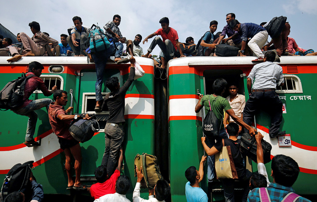 Сотни жителей Дакки отправились в свои родные города, чтобы отпраздновать в кругу семьи мусульманский праздник Ураза-Байрам, символизирующий окончание поста и месяца Рамадана. Во время ежегодной "миграции" люди до отказа переполняют поезда, а те, кто не может попасть внутрь, залезают на крышу или прыгают в окна вагонов.