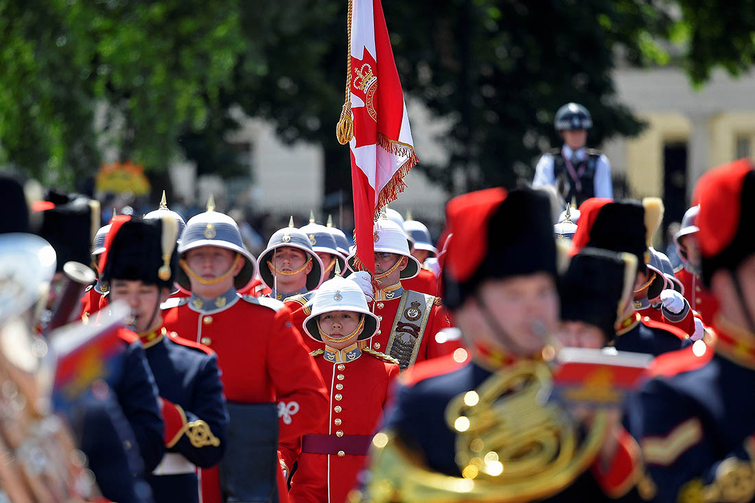 Канадская военнослужащая стала первой женщиной, которая возглавила королевскую гвардию, стоящую на страже Букингемского дворца в Лондоне. В понедельник утром Меган Куото встала во главе 40 военных