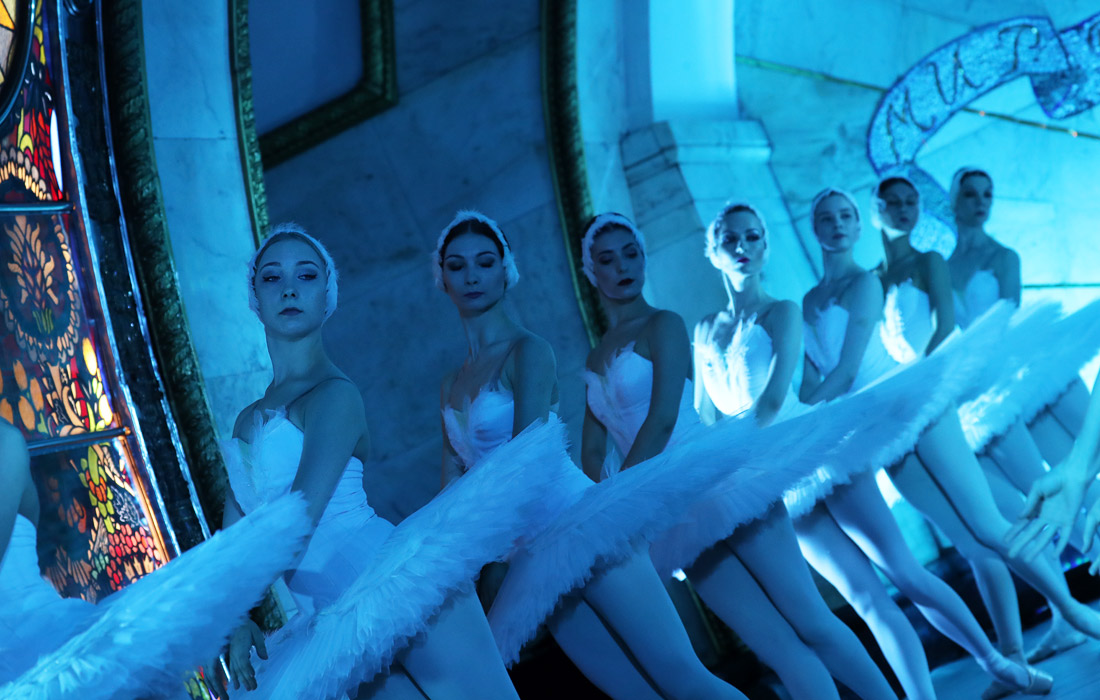 Погруженная в полумрак станция на время превратилась в зрительный зал