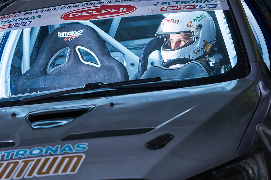 Здравствуйте. Меня зовут Максим Белоцкий, я автогонщик. Точнее, часть моей жизни я - сотрудник одного из институтов РАН, а параллельно – участвую в шоссейно-кольцевых автогонках.