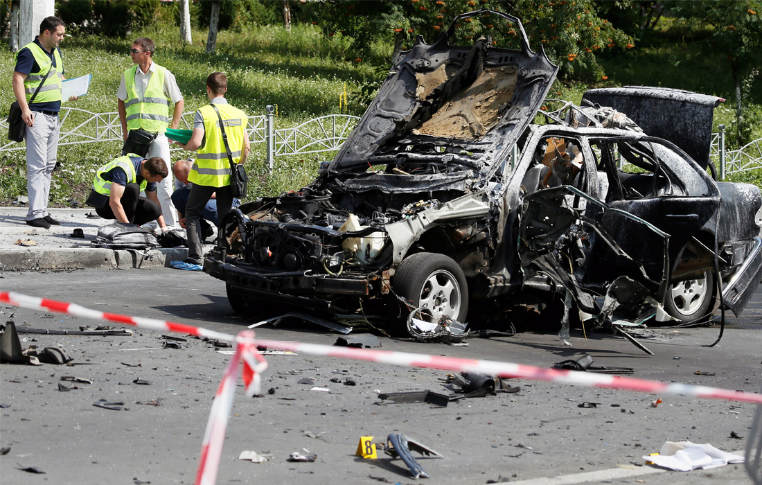 Утром в Соломенском районе Киева взорвался автомобиль, в котором находился руководитель одного из спецподразделений Главного управления разведки минобороны Украины. В результате взрыва погиб водитель, а также пострадал пожилой мужчина. Министерство внутренних дел Украины квалифицировало подрыв автомобиля как теракт.