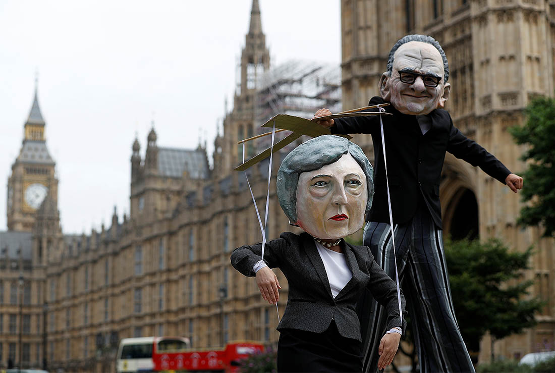 Уличные артисты у парламента Великобритании изобразили свое видение отношений Руперта Мёрдока и Терезы Мэй