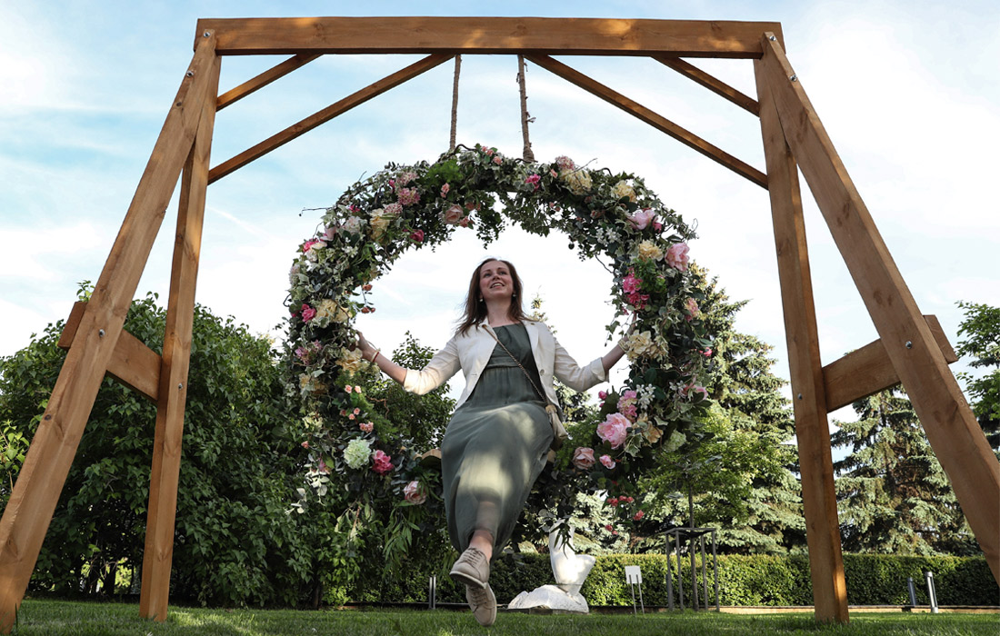 Цветочные качели на Moscow Flower Show 2017