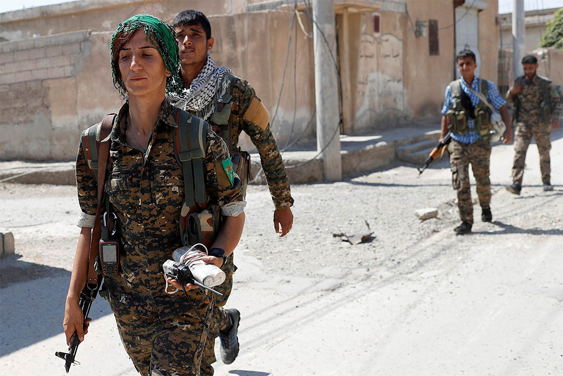 В сирийской Ракке кварталы города поочередно переходят от террористов к ополчению, местные жители, в свою очередь, недовольны тем, что бойцы Курдской армии не пускают их в дома