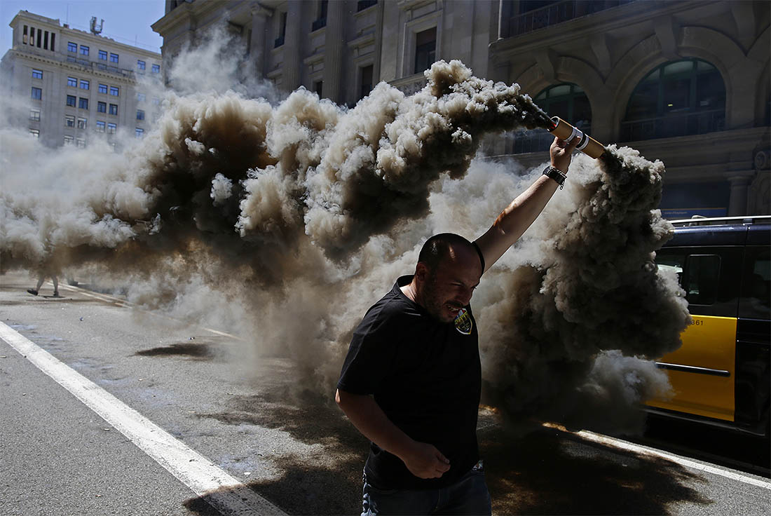 Акция протеста таксистов против сервисов онлайн-заказа такси Uber и Cabify в Барселоне