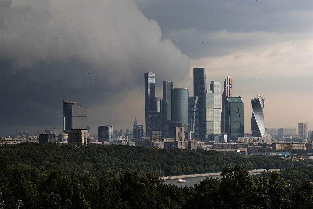Ураган и сильный ливень накрыли Москву днем в пятницу. В центре Москвы поднялся сильный ветер, сдувший ограждения, установленные вдоль Тверской улицы в рамках ее реконструкции. Минздрав Московской области сообщил о гибели мужчины в результате удара молнии в Дмитровском районе