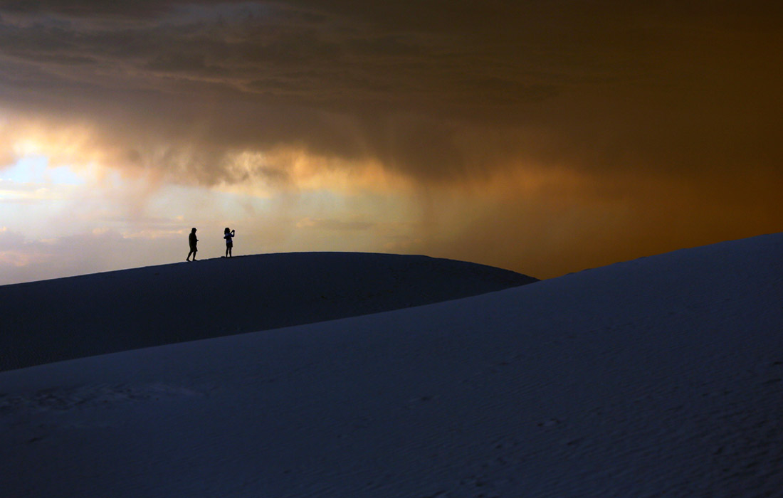 Шторм, надвигающийся на парк "Белые пески" в штате Нью-Мексико, США