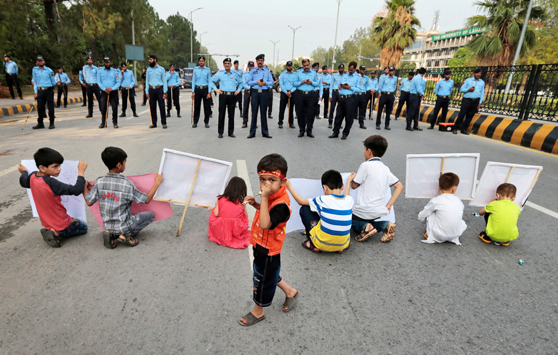 Дети во время демонстрации в Исламабаде, Пакистан
