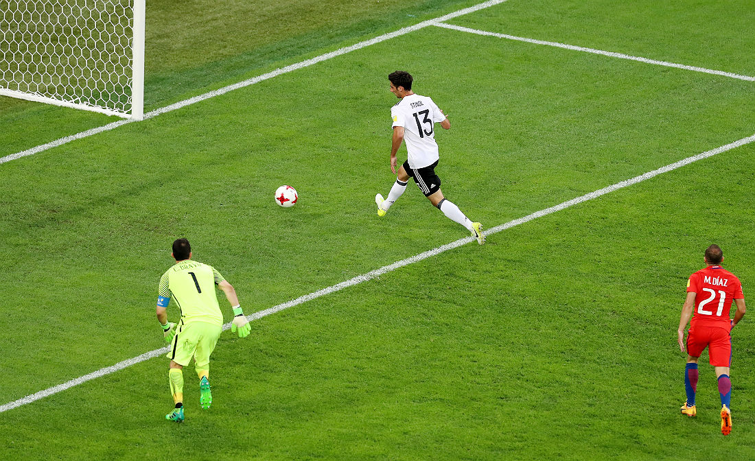 Ларс Штиндль забивает гол в ворота сборной Чили