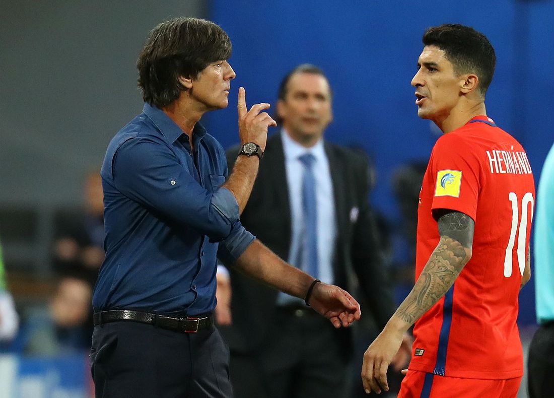 Главный тренер сборной Германии Йоахим Лев и полузащитник сборной Чили Пабло Эрнандес