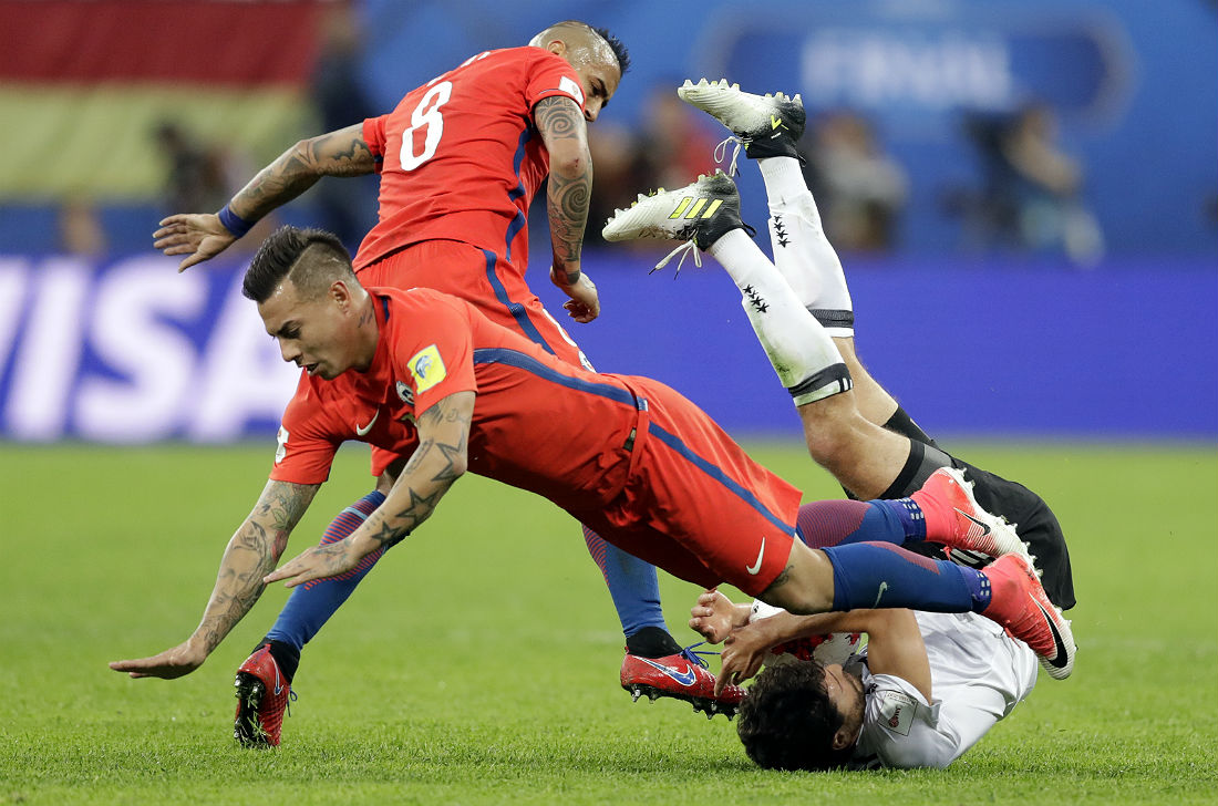 Борьба за мяч в решающем матче Кубка конфедераций