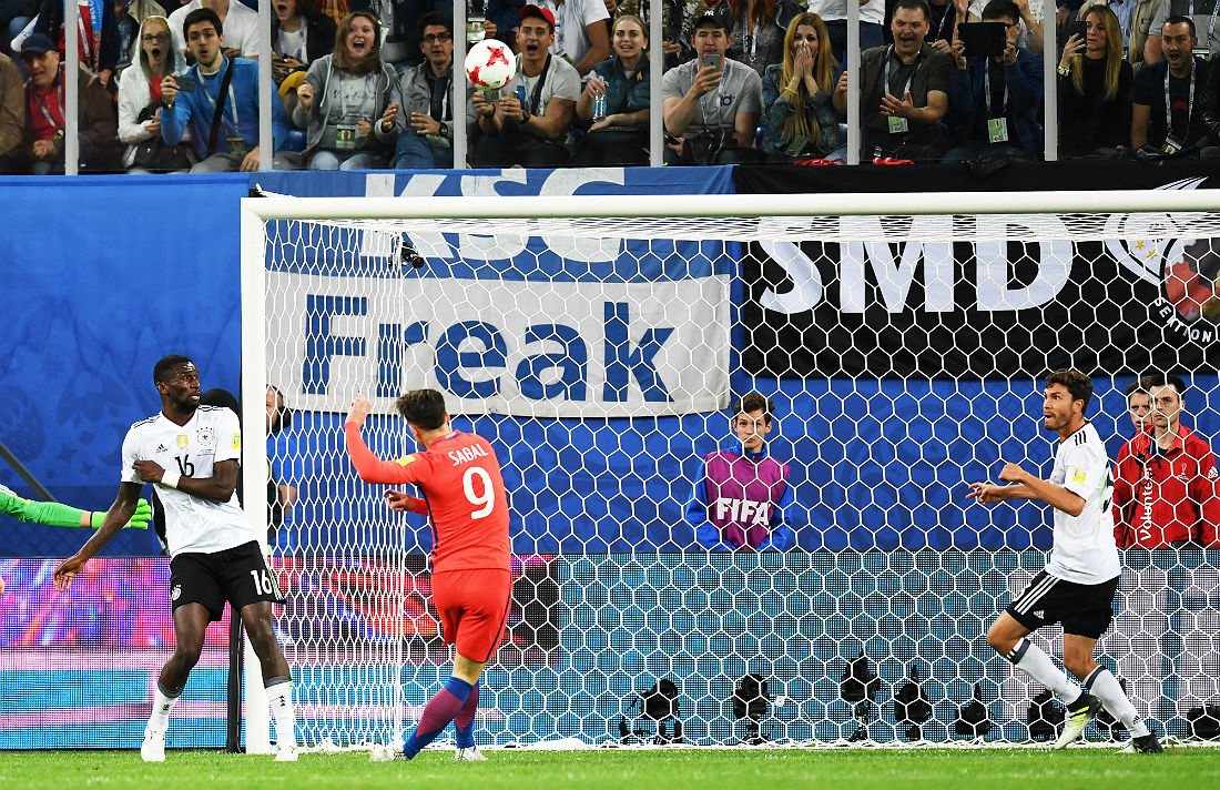 Нападающий сборной Чили Анхело Сагаль (№9) наносит удар по воротам немецкой сборной