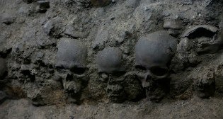 Башня из черепов в храме ацтеков в Мексике