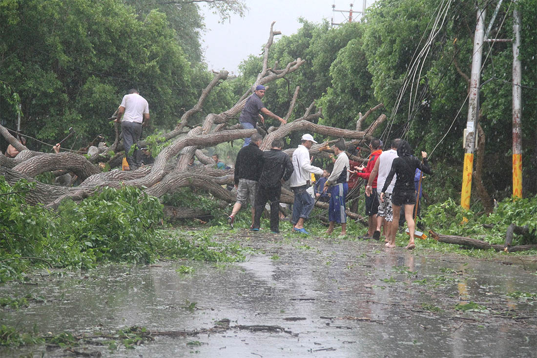 Пока в венесуэльском Каракасе полиция поливала водометами противников президента Мадуро, небольшой тропический шторм полил остров Маргарита