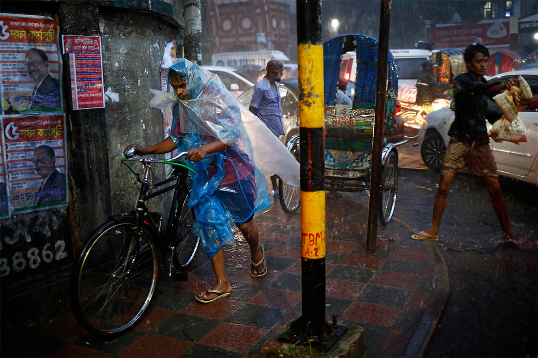 В Бангладеш продолжительные дожди, выпавшие на окончание месяца Рамадан, привели к оползням. Более ста погибших, тысячи - эвакуированы. Такие оползни случаются здесь каждый год.
