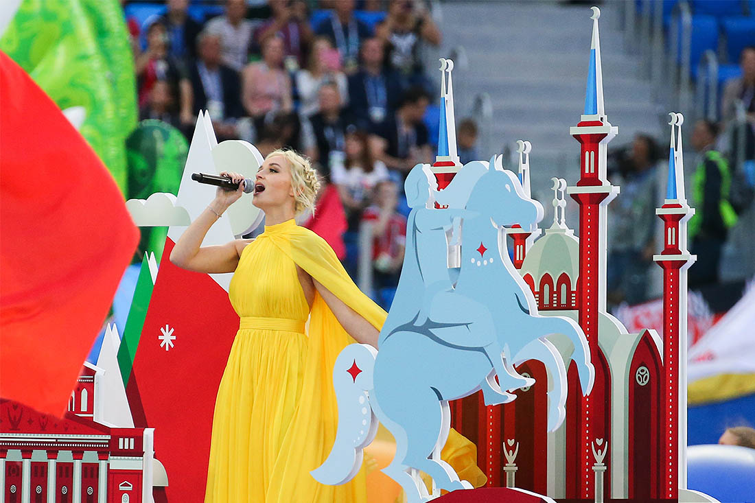 Певица Полина Гагарина выступает на церемонии закрытия Кубка конфедераций в Петербурге