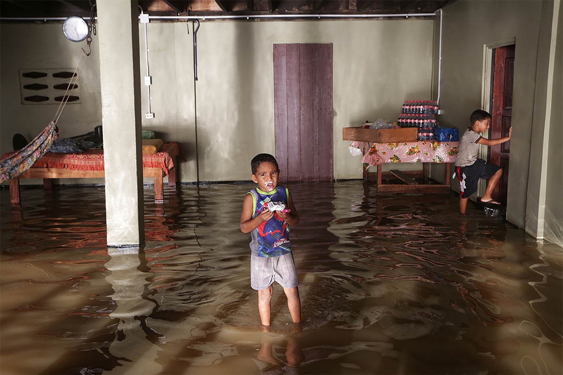 В Тринидаде тропический шторм привел к наводнению. К счастью, с запасом еды этого парня, вроде бы, все в порядке.
