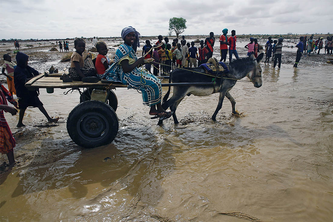 В Судане люди вновь были вынуждены бежать от наводнения. Летом прошлого года в результате наводнения в этой стране погибли почти 80 человек, десятки тысяч были эвакуированы.