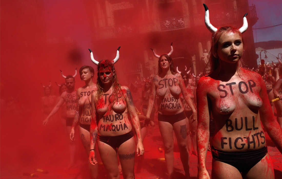 Акция против проведения корриды состоялась в испанской Памплоне. Полуобнаженные активисты выступили против издевательства над быками и убийства животных во время боев.