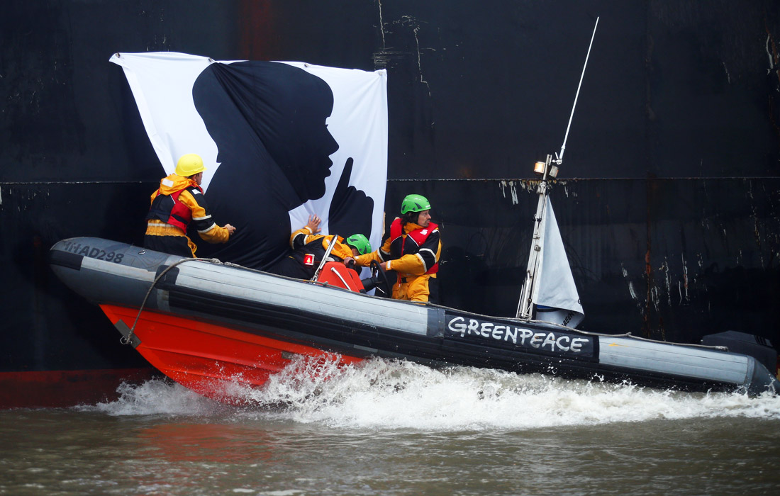2 июля активисты Greenpeace растянули баннер с изображением канцлера ФРГ Ангелы Меркель на судне для перевозки угля, призывая ее прекратить использование опасной энергии угля и атома и поднять вопрос о переходе к безопасной энергии