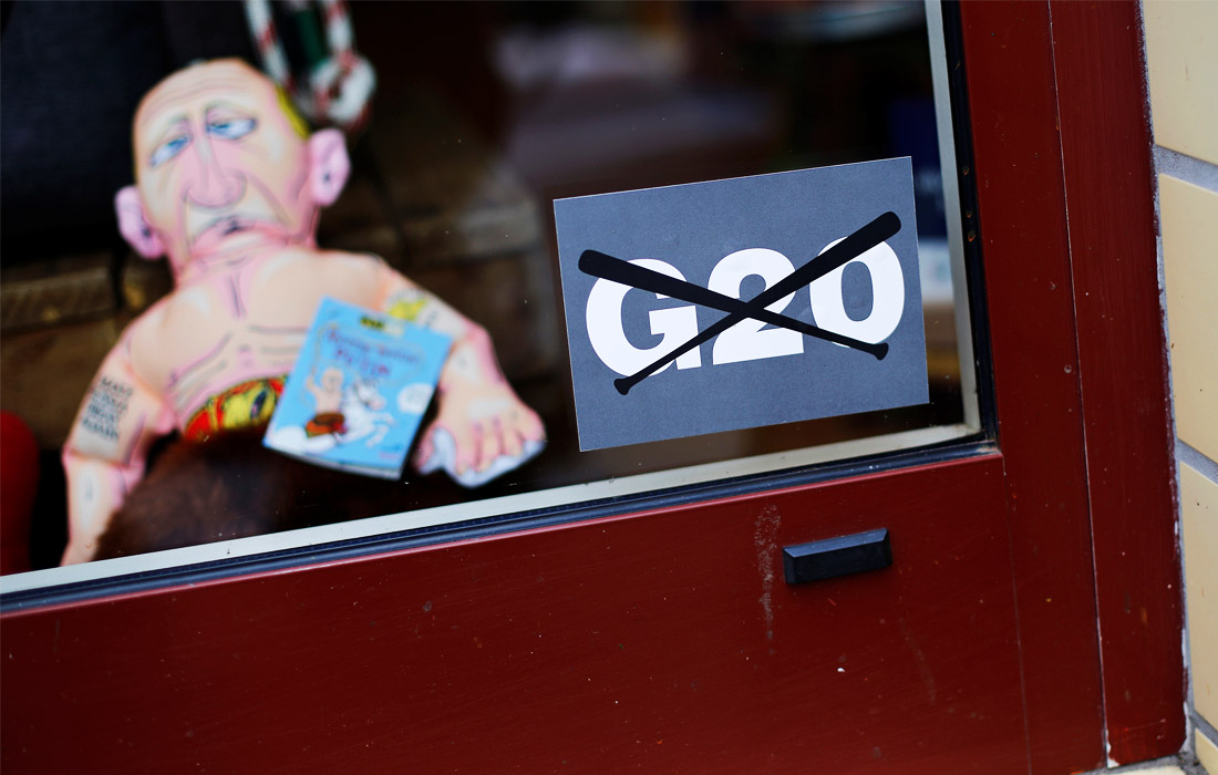 Владельцы магазинов Гамбурга выражают свой протест с помощью стикеров, наклеенных на витрины