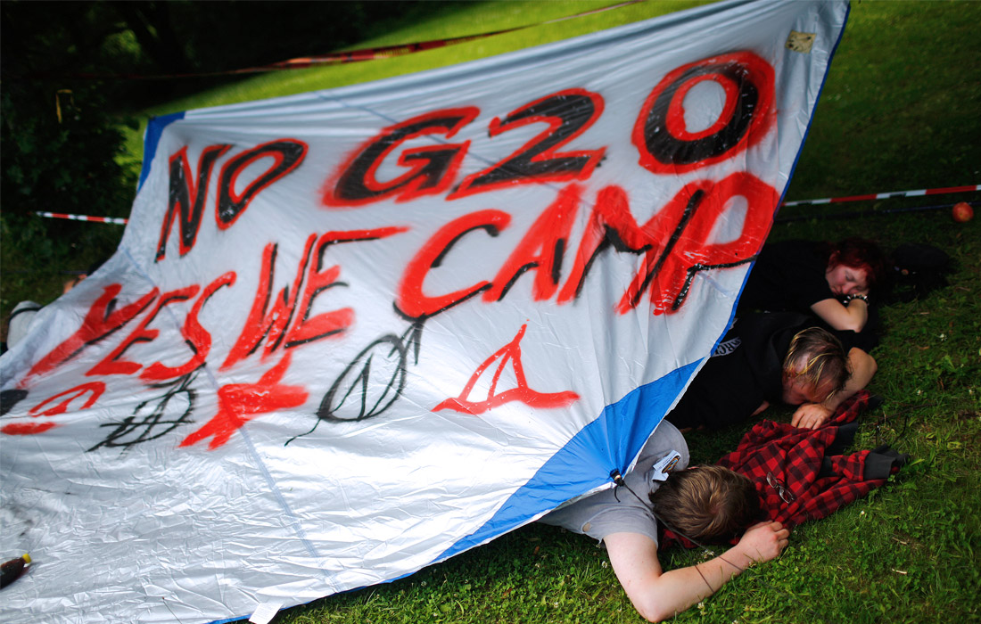 Активисты различных движений организовали палаточный лагерь в открытом парке недалеко от центра города