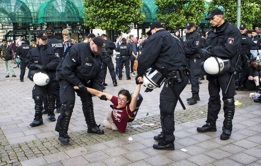 В воскресенье, 2 июля, сотни людей вышли на демонстрацию против политики G20, прежде всего, в сфере защиты климата и торговли. В период саммита город будут охранять около 20 тыс. полицейских.