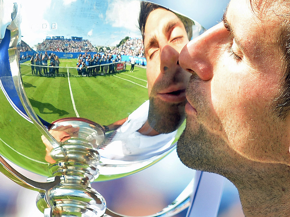 Теннисист Новак Джокович с кубком победителя турнира в Истборне. Великобритания.