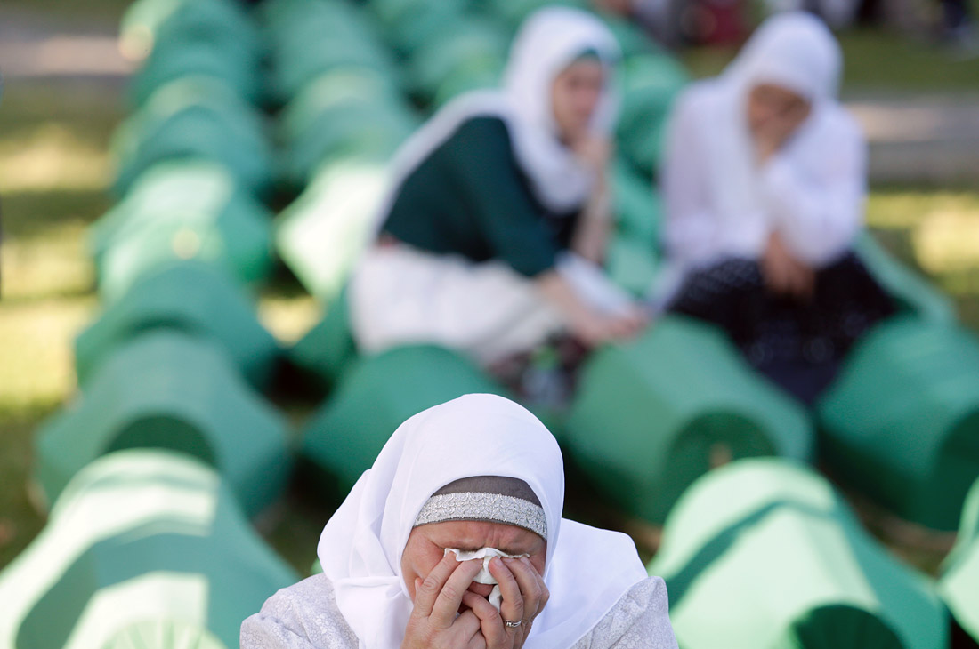 В день 22-й годовщины трагических событий в Сребренице в мемориальном центре Потокари захоронили останки еще 71 жертвы массового убийства мусульман в 1995 году.  Международный трибунал признал действия сербских солдат геноцидом.