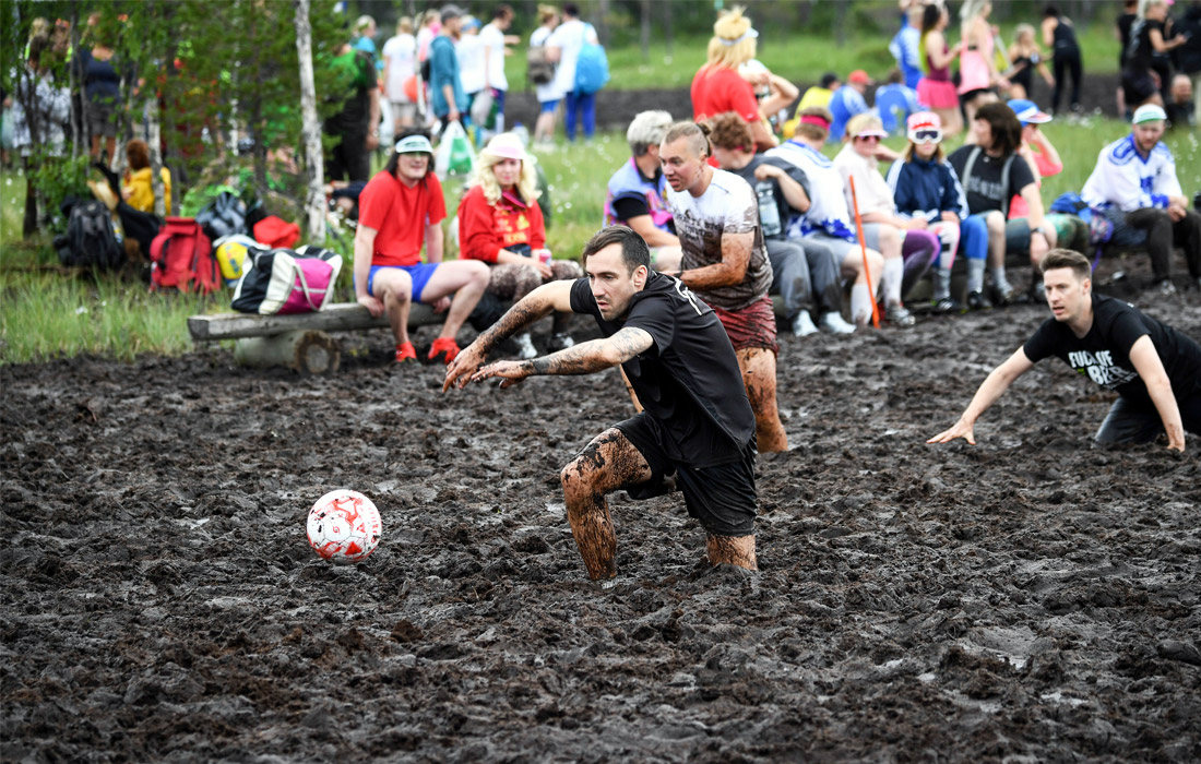 В финском городе Хюрюнсалми стартовал Чемпионат мира по футболу на болоте