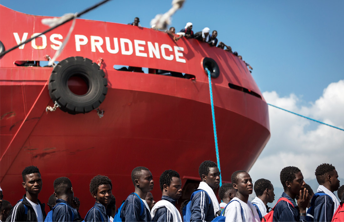 В итальянский порт Салерно доставили более 900 мигрантов, спасенных в Средиземном море. Беженцы надеялись добраться на лодках к берегам Европы.