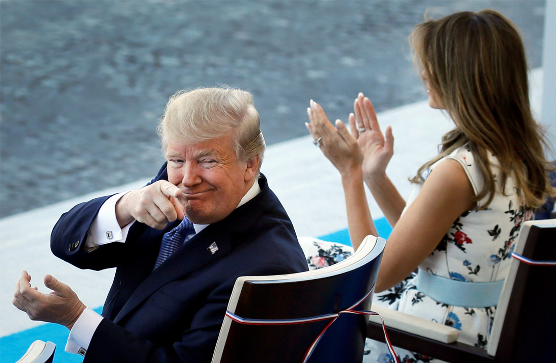 Президент США Дональд Трамп с супругой Меланией наблюдают за парадом с трибуны для почетных гостей