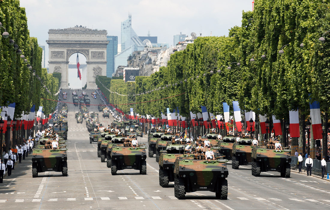 Военный парад на Елисейских полях