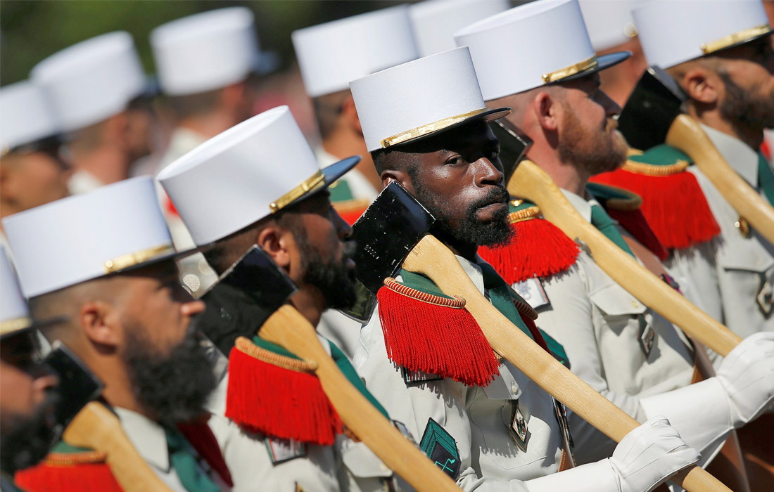 Военнослужащие из французского Иностранного легиона маршируют во время парада