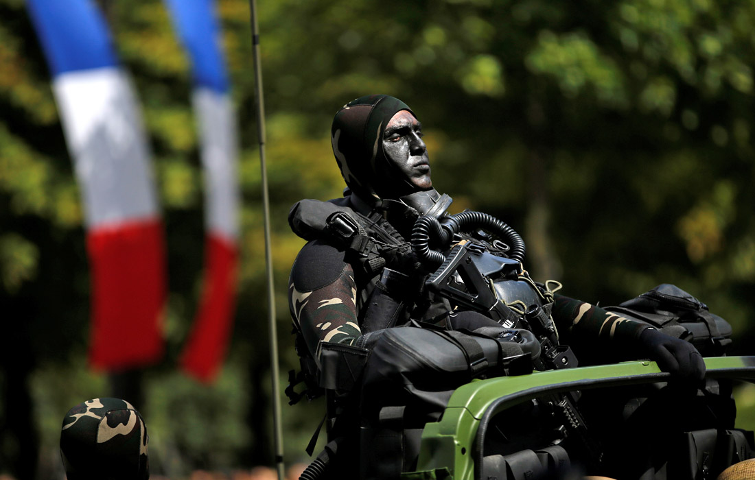 Участник военного парада в честь Дня взятия Бастилии