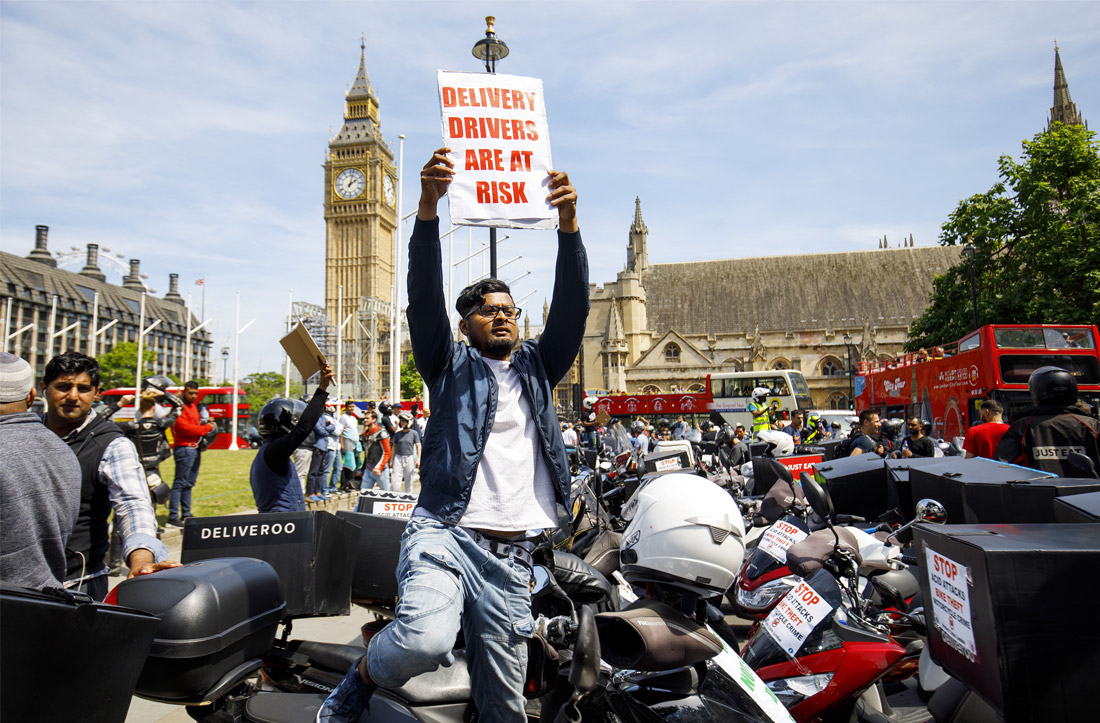 Акция курьеров против атак кислотой прошла в Лондоне. Пять нападений с использованием кислоты были совершены в течение полутора часов 15 июля на севере и востоке британской столицы. Все жертвы в момент нападений ехали на мопедах. С апреля текущего года в Англии и Уэльсе произошло более 400 нападений на прохожих с применением кислоты.