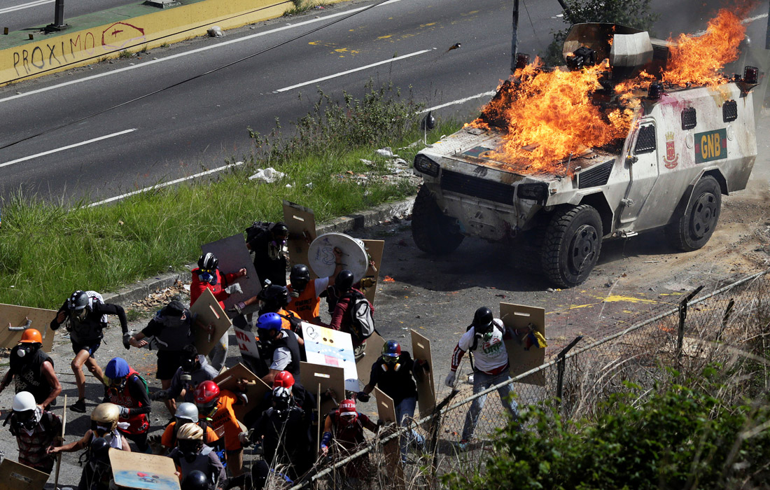 В Каракасе не утихают митинги сторонников оппозиции против правительства президента Венесуэлы Николаса Мадуро. Уличные протесты длятся уже три месяца. За это время в результате столкновений погибли как минимум 90 человек, пострадали около 1,4 тыс. венесуэльцев. Протестующие требуют проведения досрочных выборов нового президента, полного восстановления прав парламента и начала процесса восстановления экономики страны.