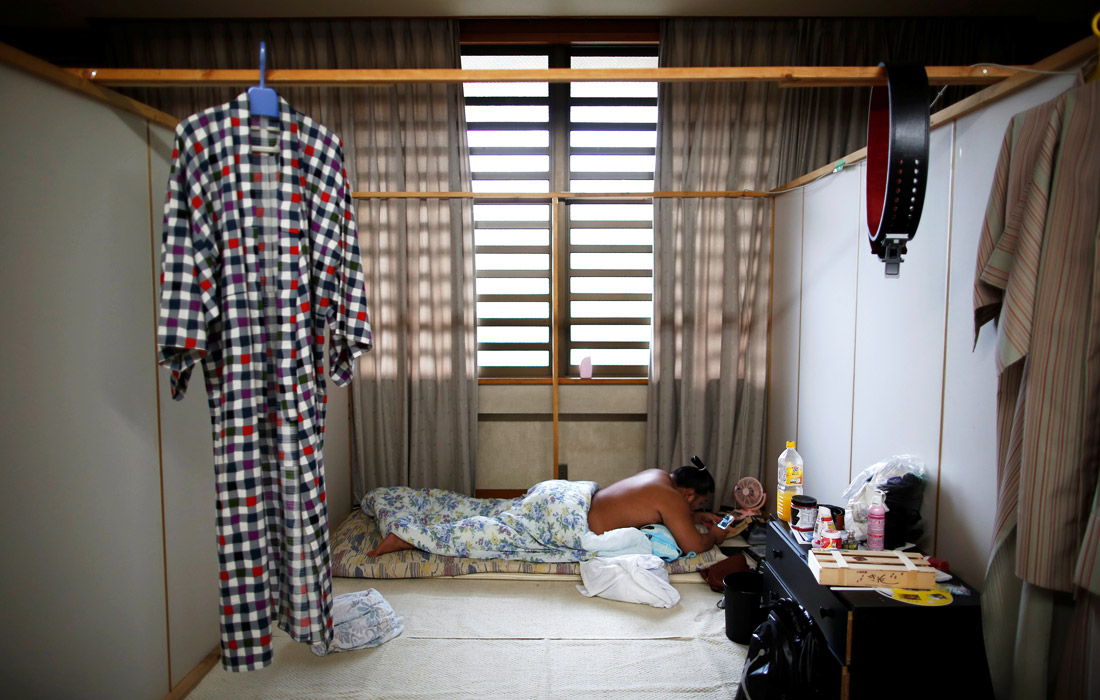 Уровень качества жизни борца определяется его успехами. От достигнутого им звания зависит, какую одежду и обувь можно носить, можно ли пользоваться интернетом и мобильным телефоном, спать в отдельной комнате. Также это влияет на количество обязанностей по хозяйству. Раньше всех встают, убирают и готовят еду младшие по званию борцы.