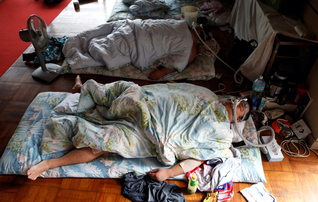 Сразу после плотного обеда борцы ложатся спать на несколько часов для усвоения пищи и восстановления затраченной энергии. Перед сном они надевают кислородные маски.