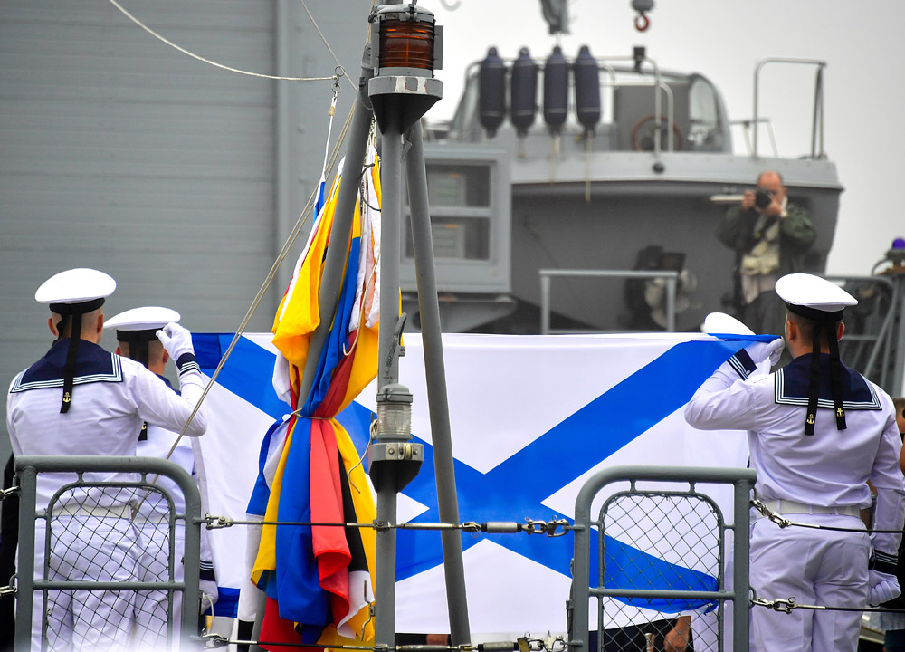 Торжественная церемония подъема Военно-морского флага России прошла на новейшем корвете "Совершенный" во Владивостоке. Корабль зачислен в состав ВМФ России и включен в боевой состав Тихоокеанского флота. В начале июля завершились ходовые испытания корвета, в ходе которых проверены все его системы и вооружение.
Корабль предназначен для действий в ближней морской зоне и ведения борьбы с надводными кораблями и подводными лодками противника, а также для артиллерийской поддержки морского десанта в ходе морских десантных операций.