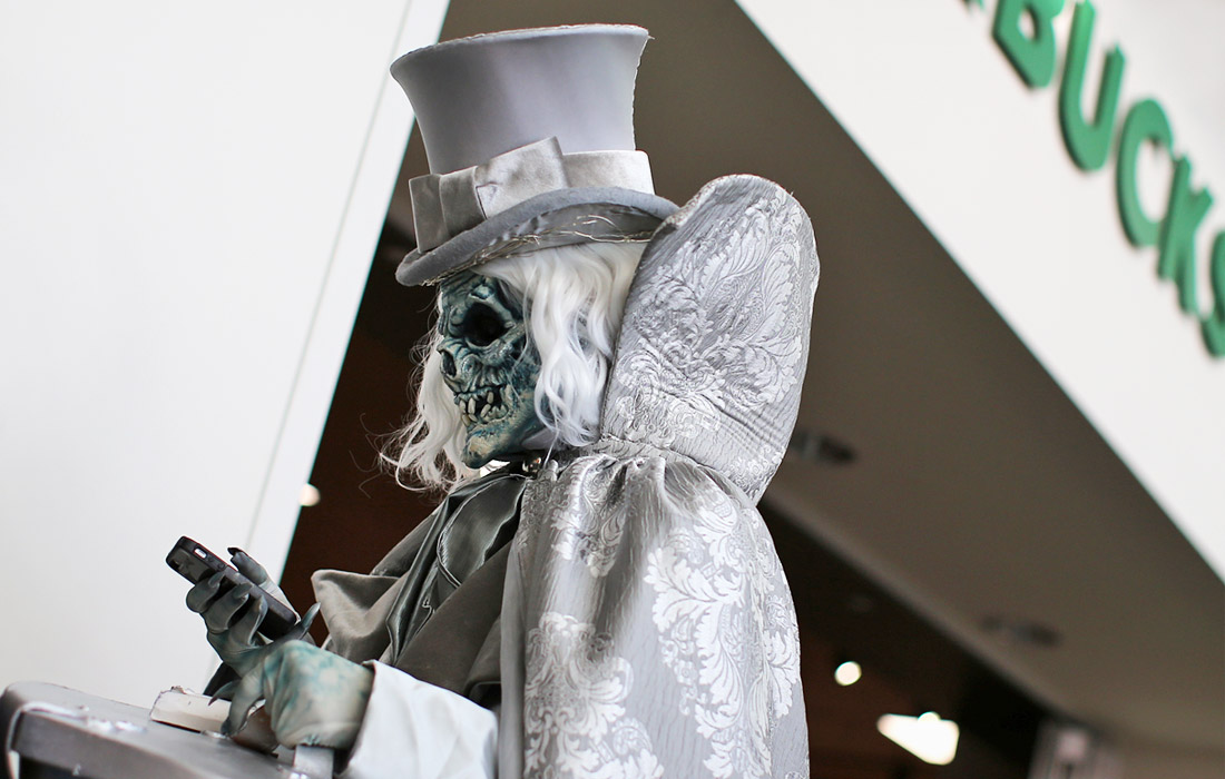 Джо Скеллингтон в ожидании кофе в Starbucks