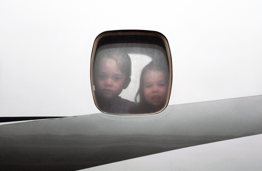 Британский принц Джордж и принцесса Шарлотта в аэропорту Варшавы, куда королевская семья прибыла с официальным визитом