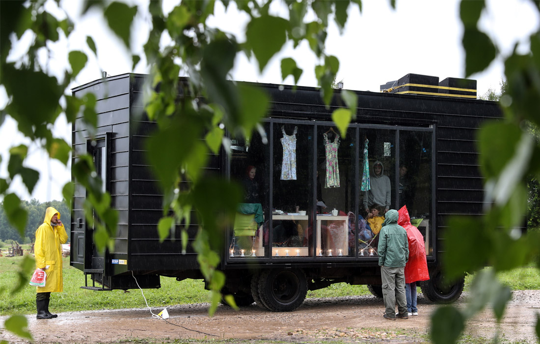 Посетители у арт-объекта "Кибитка 32 053" Юрия Муравицкого и Рустама Керимова