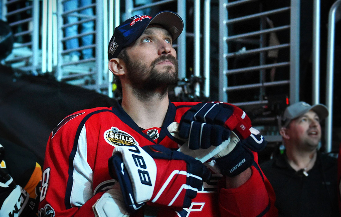 Хоккеист Александр Овечкин с 2016 года поднялся на четыре позиции. Forbes оценил его доход в $14 млн. Фамилия хоккеиста упоминалась в СМИ 5502 раза, а информацию о нем в поисковике искали почти 643 тыс. раз. В итоге российский хоккеист набрал итоговый балл 67.