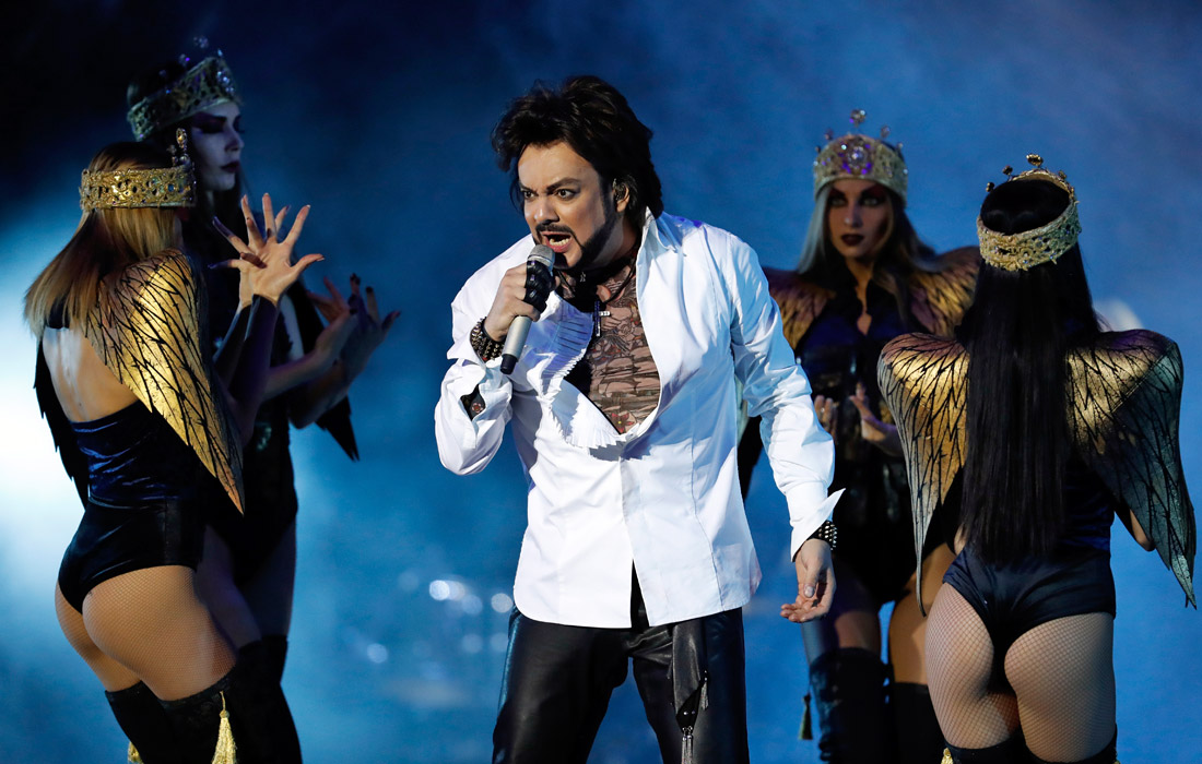 Певец Филипп Киркоров оказался на втором месте благодаря заработанным $7,4 млн, ему удалось подняться в рейтинге на две строчки. Фамилия российского певца упоминалась в СМИ 9091 раз, информацию о нем в поисковике искали 5 млн 393 тыс. раз. Его итоговый балл, по версии журнала, составил 61.