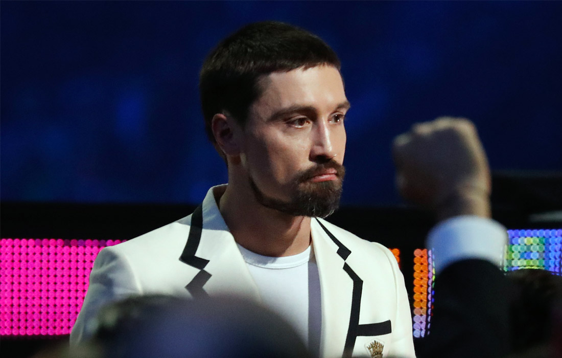 Певец Дима Билан занимает пятое место, при этом он за год поднялся в рейтинге на восемь строчек, увеличив свое благосостояние на $6 млн. В СМИ его персона упоминалась 5311 раз, а в "Яндексе" в поисковую строку его имя вводили 8 млн 789 тыс. раз. Билан получает итоговый балл 45.