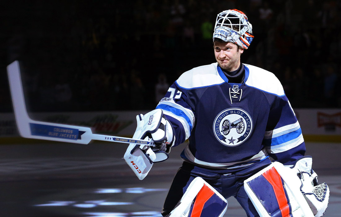 Вратарь Columbus Blue Jackets Сергей Бобровский заработал $8,5 млн и остался на восьмом месте. 2176 - столько раз хоккеиста упоминали в СМИ, а в поисковике им интересовались 349 тыс. раз. Сергей Бобровский получает итоговый балл 38.