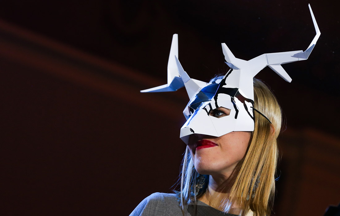 Ведущая Ксения Собчак замыкает десятку рейтинга: она заработала $2,1 млн и поднялась на пять строчек. Упоминаемость в СМИ - 5 млн 510 тыс. раз, а итоговый балл -  37.