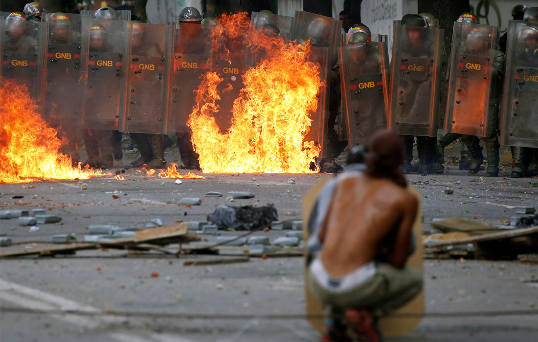 Венесуэльская оппозиция и ее сторонники начали двухдневную гражданскую забастовку, которая сопровождается уличными акциями протеста. Протестующие требуют признать итоги народного референдума и заставить президента Николаса Мадуро отменить выборы в Конституционную ассамблею.
