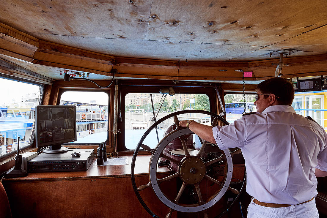 Я прогнозирую ситуацию вперед на 200-300 метров от носа корабля или на несколько минут это  необходимый запас пространства и времени для маневра. Тут все совсем не так, как с автомобилями. С пассажирами или без – на воде никакого лихачества. Никогда. Безопасность превыше всего.